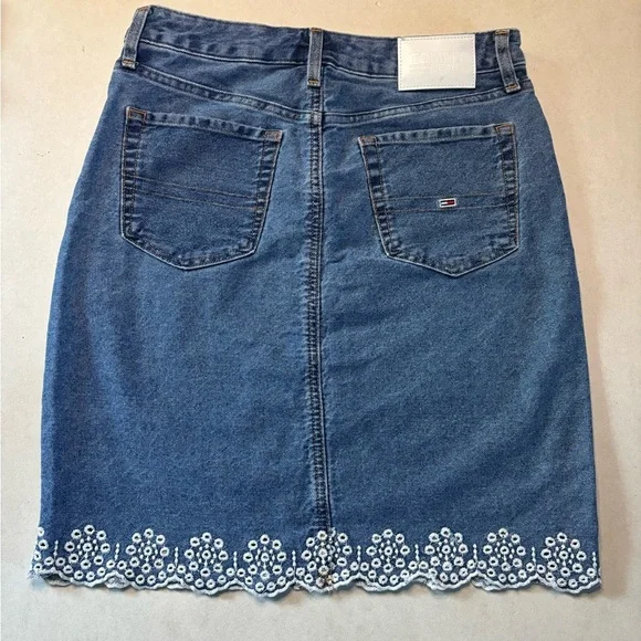 Tommy Jeans Embroidered Denim 20 in Skirt Women’s Size 6 Daisy Hem Blue Jean - Picture 4 of 9